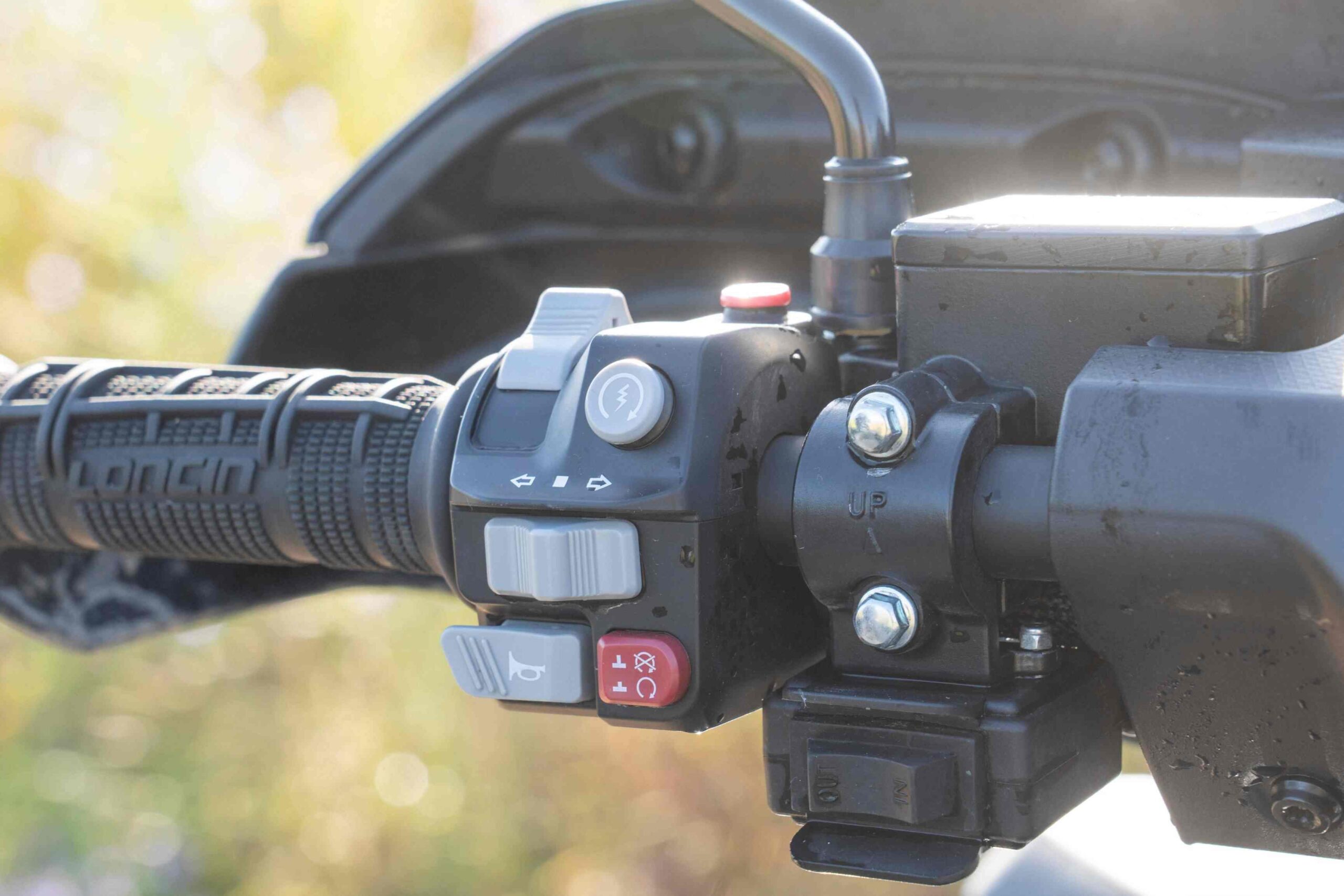 Close-up of the LONCIN XWolf1000 handlebars