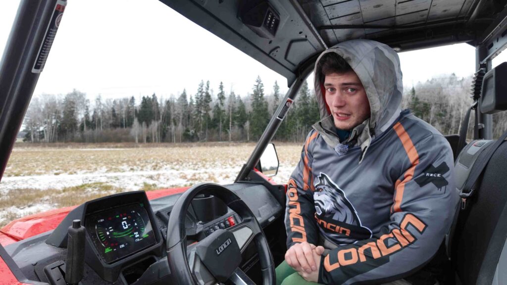 How the LONCIN UWolf1000’s Digital Cockpit Redefines Utility Vehicle Driving 2 Digital UTV display remaining visible during rough terrain driving