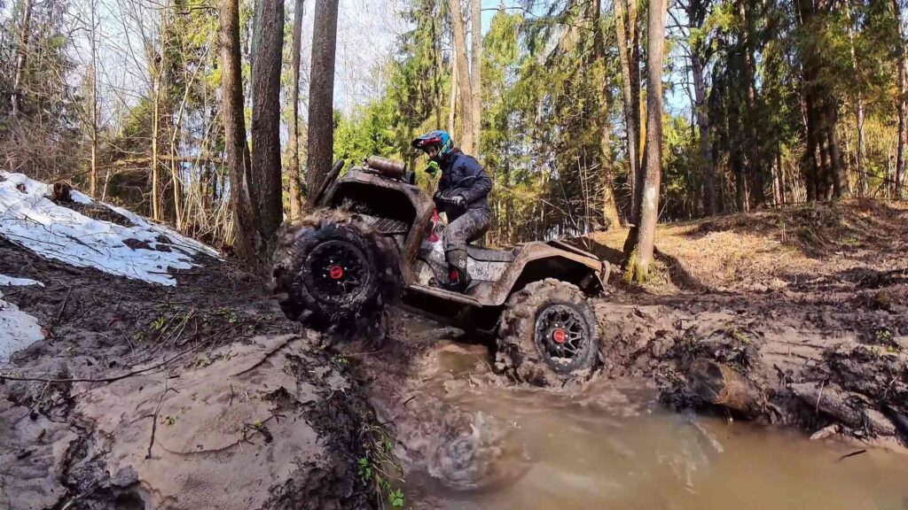 How Does the LONCIN XWolf1000 Mud Perform in Deep Mud? 2 LONCIN XWolf1000 Mud-Mud slope climbing