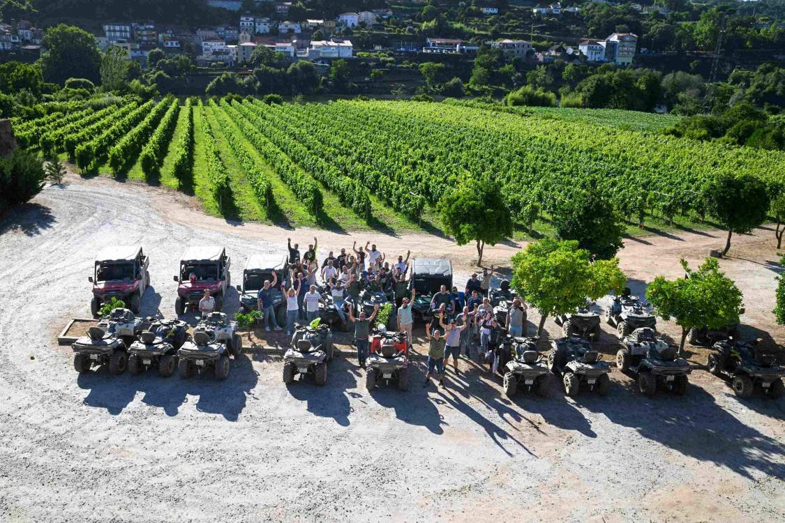 LONCIN XWolf Conquers Portugal with an 80 km Off-Road Adventure 25 Group photo with the LONCIN XWolf and UWolf Series following the Portugal test drive event