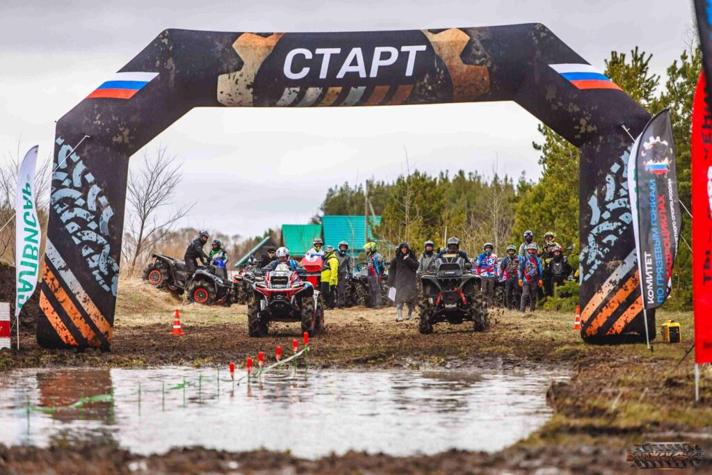 How to Ride LONCIN XWolf1000 Mud Through Deep Water 2 Please check the water depth before riding the LONCIN XWolf1000 Mud