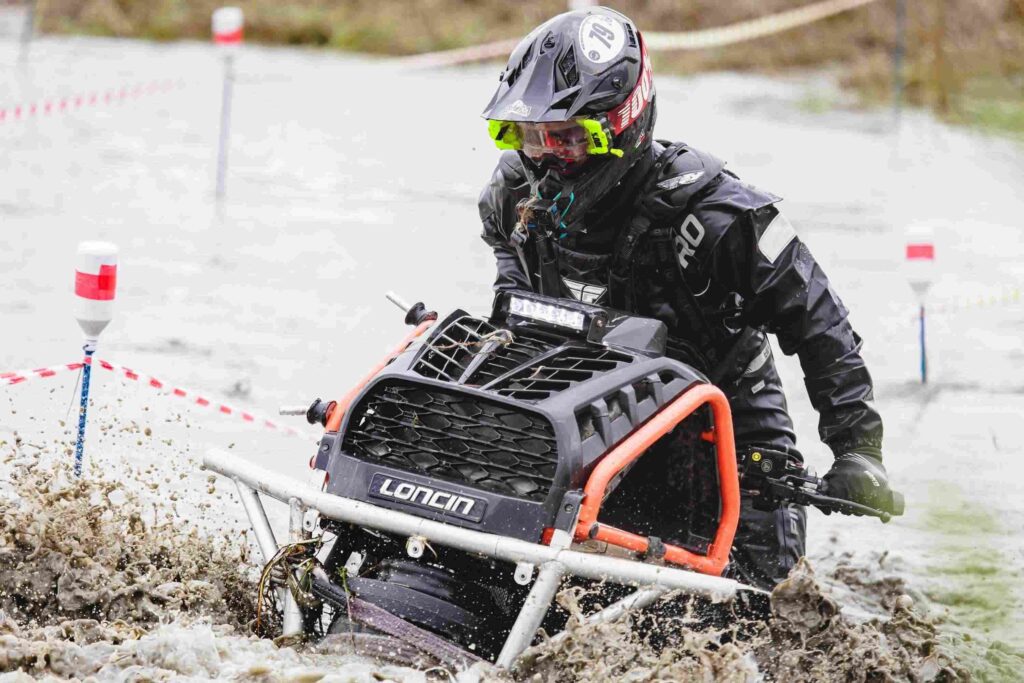 How to Ride LONCIN XWolf1000 Mud Through Deep Water 4 Proper riding position when crossing deep water with LONCIN XWolf1000 Mud