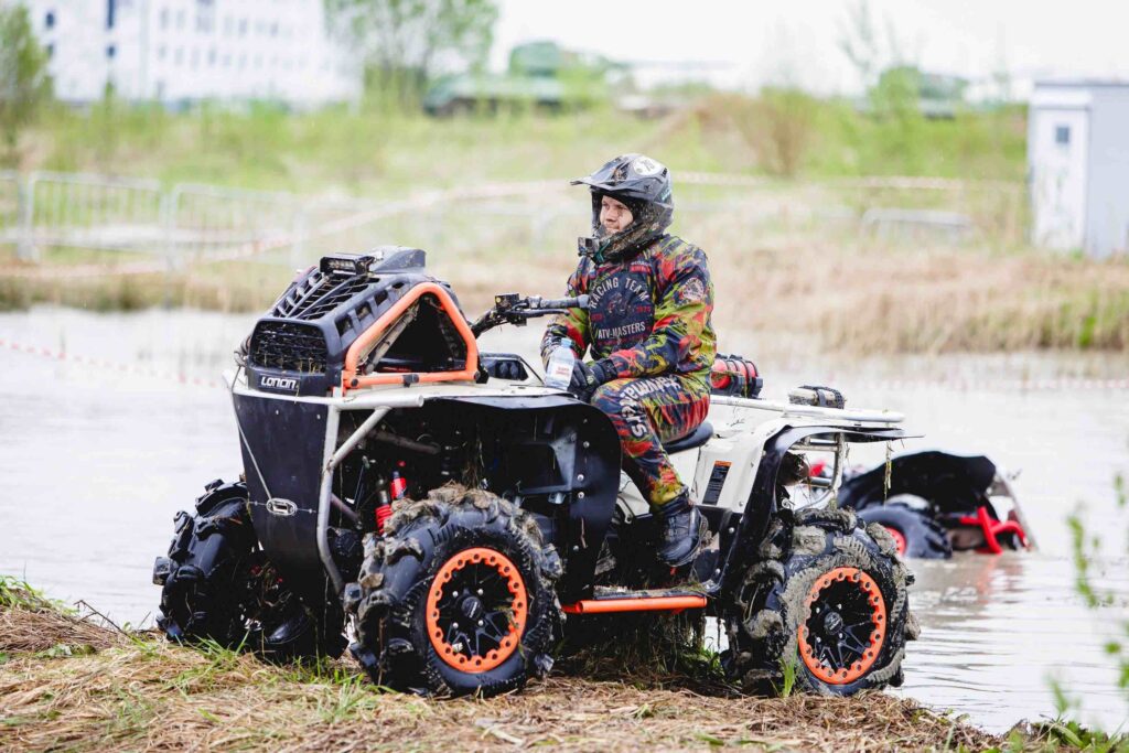 How to Ride LONCIN XWolf1000 Mud Through Deep Water 5 Riding slowly after exiting deep water on LONCIN XWolf1000 Mud